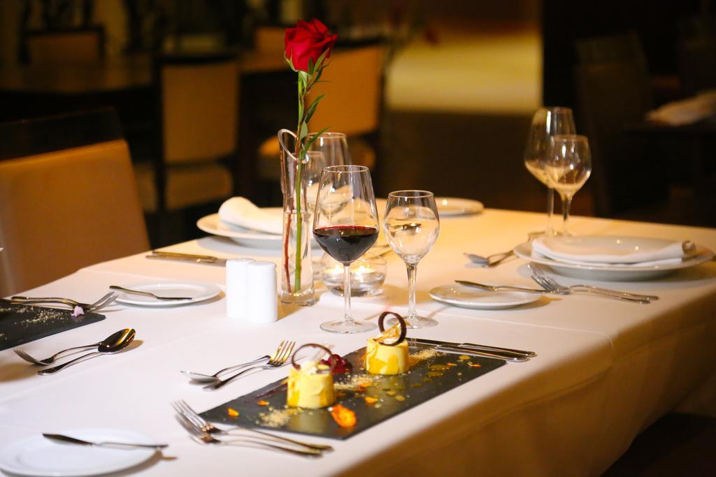 Mds Hotel Calama Exterior foto A restaurant table set for fine dining