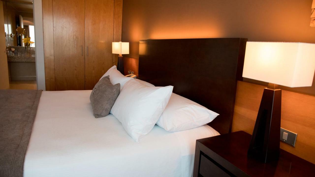 Mds Hotel Calama Exterior foto A bed with pillows