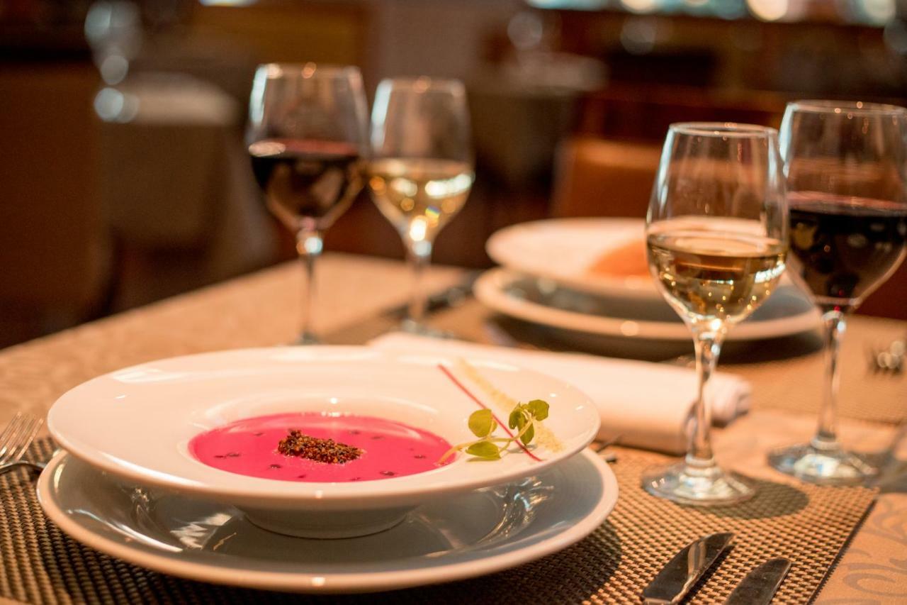 Mds Hotel Calama Exterior foto A meal at a restaurant
